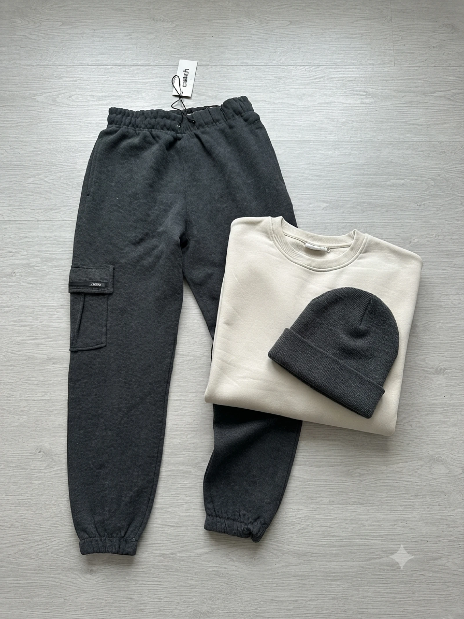 Pantalón jogger cargo gris oscuro con etiqueta "catch"